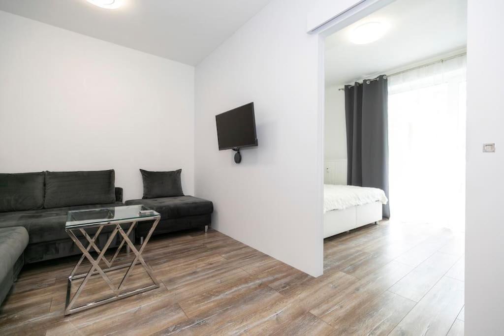 באנסקה ביסטריצה Alure Residences 1 & 24H Self Check-In, Free Parking In Front Of The Apartment Building, New Building, Terrace, Cafe With Breakfast In The Apartment Building, Next To The Aqua Park מראה חיצוני תמונה