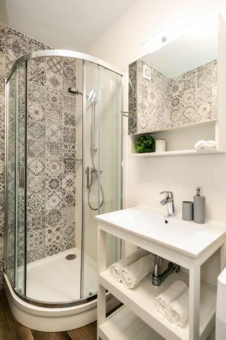 באנסקה ביסטריצה Alure Residences 1 & 24H Self Check-In, Free Parking In Front Of The Apartment Building, New Building, Terrace, Cafe With Breakfast In The Apartment Building, Next To The Aqua Park מראה חיצוני תמונה