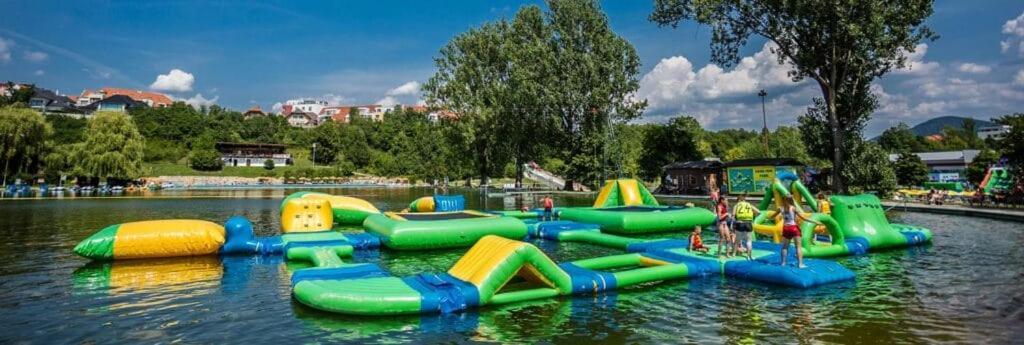 באנסקה ביסטריצה Alure Residences 1 & 24H Self Check-In, Free Parking In Front Of The Apartment Building, New Building, Terrace, Cafe With Breakfast In The Apartment Building, Next To The Aqua Park מראה חיצוני תמונה